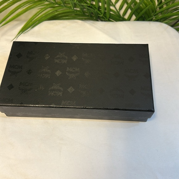 💯 Authentic MCM Brown Visetos Card Case, New With Tags   Unique and Rare item. - Picture 10 of 13
